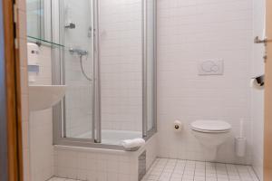 Koupelna v ubytování Haus der Begegnung + 15 fotografií