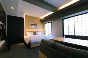 Postel nebo postele na pokoji v ubytování KOKO HOTEL Residence Kyoto Nijo Castle