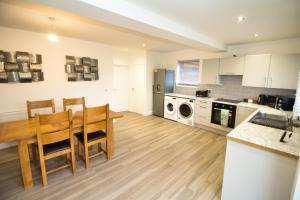 Kuchyň nebo kuchyňský kout v ubytování 3 Bed Sleeps 5 Pet Friendly Free Parking