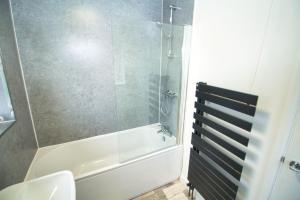Koupelna v ubytování 3 Bed Sleeps 5 Pet Friendly Free Parking + 17 fotografií