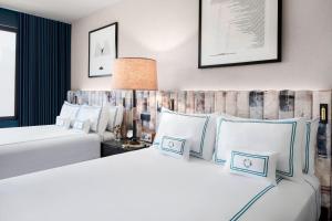 The Oaklander Hotel, Autograph Collection客房内的一张或多张床位
