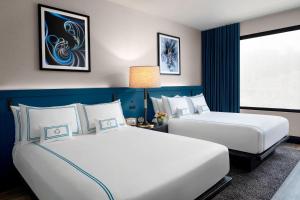 The Oaklander Hotel, Autograph Collection客房内的一张或多张床位