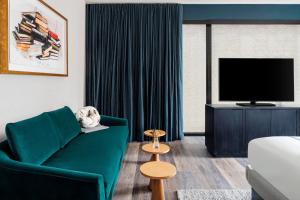 The Oaklander Hotel, Autograph Collection的电视和/或娱乐中心