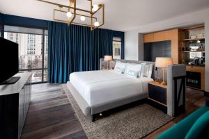 The Oaklander Hotel, Autograph Collection客房内的一张或多张床位