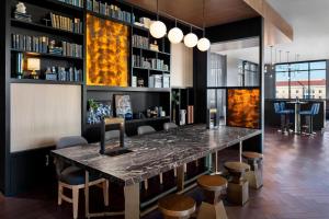 The Oaklander Hotel, Autograph Collection酒廊或酒吧区