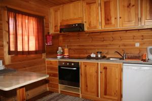 Nhà bếp/bếp nhỏ tại Cota 1500 - Chalé 32 - Penhas da Saúde