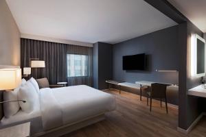 Postel nebo postele na pokoji v ubytování AC Hotel by Marriott Fort Worth Downtown