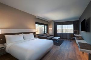 Postel nebo postele na pokoji v ubytování AC Hotel by Marriott Fort Worth Downtown