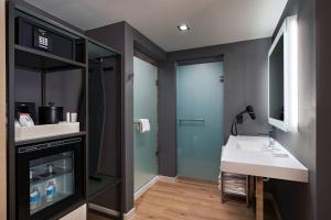 Kuchyň nebo kuchyňský kout v ubytování AC Hotel by Marriott Fort Worth Downtown