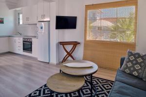 un salon avec un canapé et une table dans l'établissement Villa Penelope Periyali, à Vasilikos