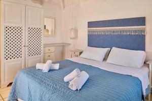 une chambre avec un lit avec des serviettes dessus dans l'établissement Villa Penelope Periyali, à Vasilikos 9 autres photos