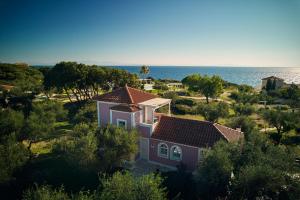 eine Luftaufnahme eines Hauses mit dem Meer im Hintergrund in der Unterkunft Villa Nefeli Periyali in Vasilikos
