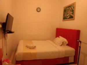 a bedroom with a bed with two stuffed animals on it at Hotel krui syariah in Krui +12 photos