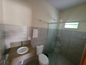 een badkamer met toilet, wastafel en douche bij Pousada do Gael in Estivado