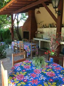 サンタレンにあるPousada Vila da Praiaの青いテーブルクロスと花のテーブル