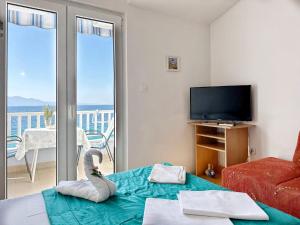 Μια τηλεόραση ή/και κέντρο ψυχαγωγίας στο Apartments Mira