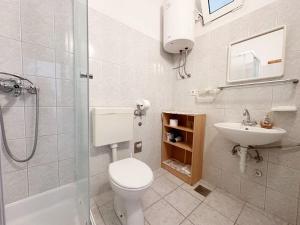 Ένα μπάνιο στο Apartments Mira +34 φωτογραφίες