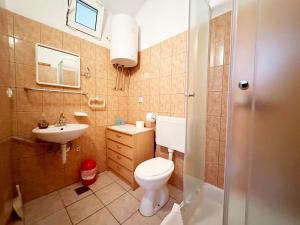 een badkamer met toilet en wastafel bij Apartments Tomo in Zaostrog +28 foto's