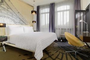 Postel nebo postele na pokoji v ubytování Le Méridien Grand Hotel Nürnberg