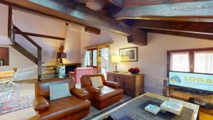 a living room with a couch and a tv at Ste 10 in Celerina