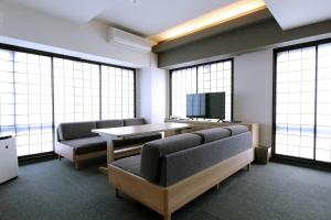 TV a/nebo společenská místnost v ubytování KOKO HOTEL Residence Kyoto Nijo Castle