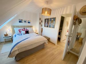 Giường trong phòng chung tại TADORNES 2 - Appartement duplex Carnac, Piscine - T130