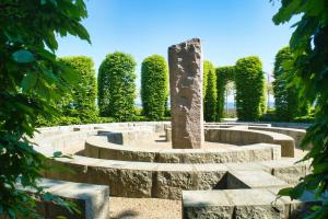 Ein Garten an der Unterkunft zentrale FeWo mit Balkon, gratis Nutzung vom AHOI Erlebnisbad und Sauna in Sellin - Villa Buskam FeWo 22