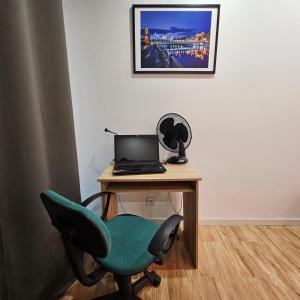 Televízia a/alebo spoločenská miestnosť v ubytovaní Apartament Tęczowy
