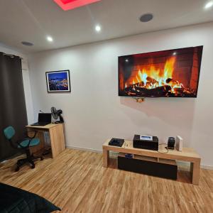 Televízia a/alebo spoločenská miestnosť v ubytovaní Apartament Tęczowy