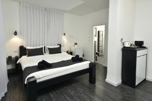 Ένα ή περισσότερα κρεβάτια σε δωμάτιο στο אחוזת איריס הגליל - וילה וסוויטות מדהימות עם בריכה מחוממת ומקורה