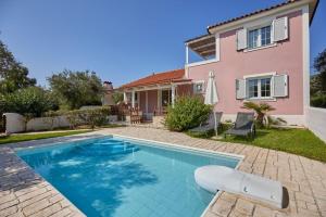 una villa con piscina frente a una casa en Villa Artemis Periyali, en Vasilikos