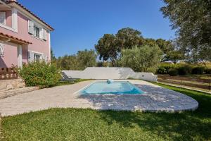 una piscina en el patio de una casa en Villa Artemis Periyali, en Vasilikos 16 fotos más