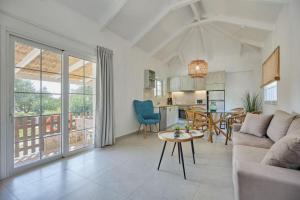 una sala de estar con un sofá y una mesa en Villa Artemis Periyali, en Vasilikos