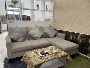 马累Yanaya Stay的客厅里有一张沙发和一张咖啡桌。