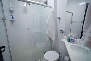 ein Badezimmer mit Dusche, Toilette und Waschbecken in der Unterkunft Conforto e bom gosto no Recôncavo da Bahia. in São Félix + 149 Fotos