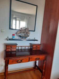 Vestidor de madera con espejo en la pared en Chatarina Apartment, en Trogir 38 fotos más