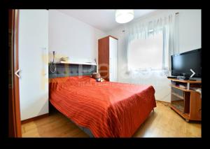 Un dormitorio con una cama roja con un osito de peluche. en Chatarina Apartment, en Trogir