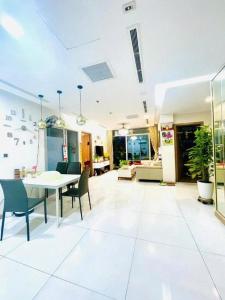 a large living room with a table and chairs at Hana homestay 1 phòng ngủ tại Vinhome Central Park in Ho Chi Minh City
