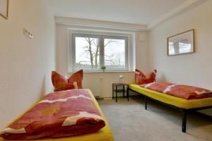 a bedroom with two beds and a window at Monteurwohnung Tobias Suhl in Suhl