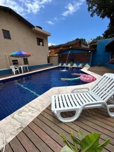 A piscina localizada em Pousada Kembali Maresias ou nos arredores