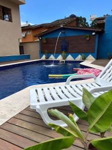 A piscina localizada em Pousada Kembali Maresias ou nos arredores