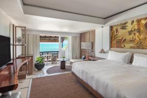 Una cama o camas en una habitación de Shangri-La Le Touessrok, Mauritius