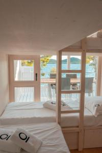 ドラゲにあるVilla Gioia Beach Frontの海の見える部屋にベッドが2つあります