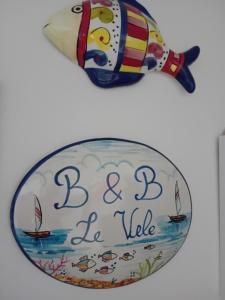 ein Teller mit einem Fisch und einem Stadtschild in der Unterkunft Le Vele in Salerno + 65 Fotos