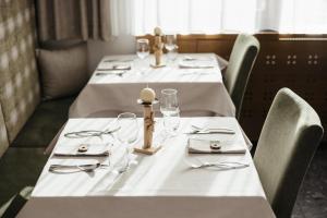 Restoran või mõni muu söögikoht majutusasutuses Hotel Pradat