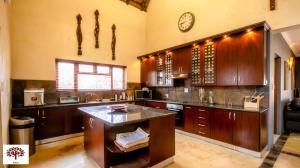 Kuchyň nebo kuchyňský kout v ubytování Zebula Golf and Wildlife Estate - The Milky Way Pax 12 - Moi Signature Luxury villa