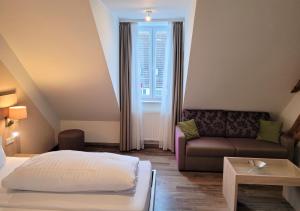 Postel nebo postele na pokoji v ubytování Hotel Rössle