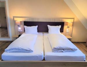 Postel nebo postele na pokoji v ubytování Hotel Rössle