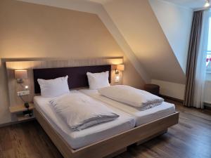 Postel nebo postele na pokoji v ubytování Hotel Rössle