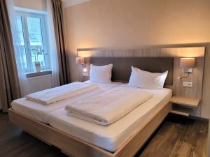Postel nebo postele na pokoji v ubytování Hotel Rössle